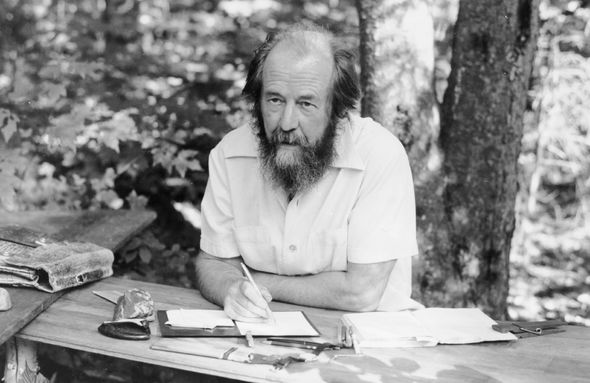 Александр Солженицын на природе с блокнотом для заметок Александр Солженицын на природе с блокнотом для заметок