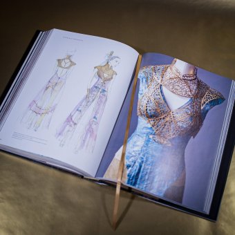 Game of Thrones. The Costumes. The Official Costume Design Book of Season 1 to Season 8, Clapton Michele McIntyre Gina купить книгу в Либроруме